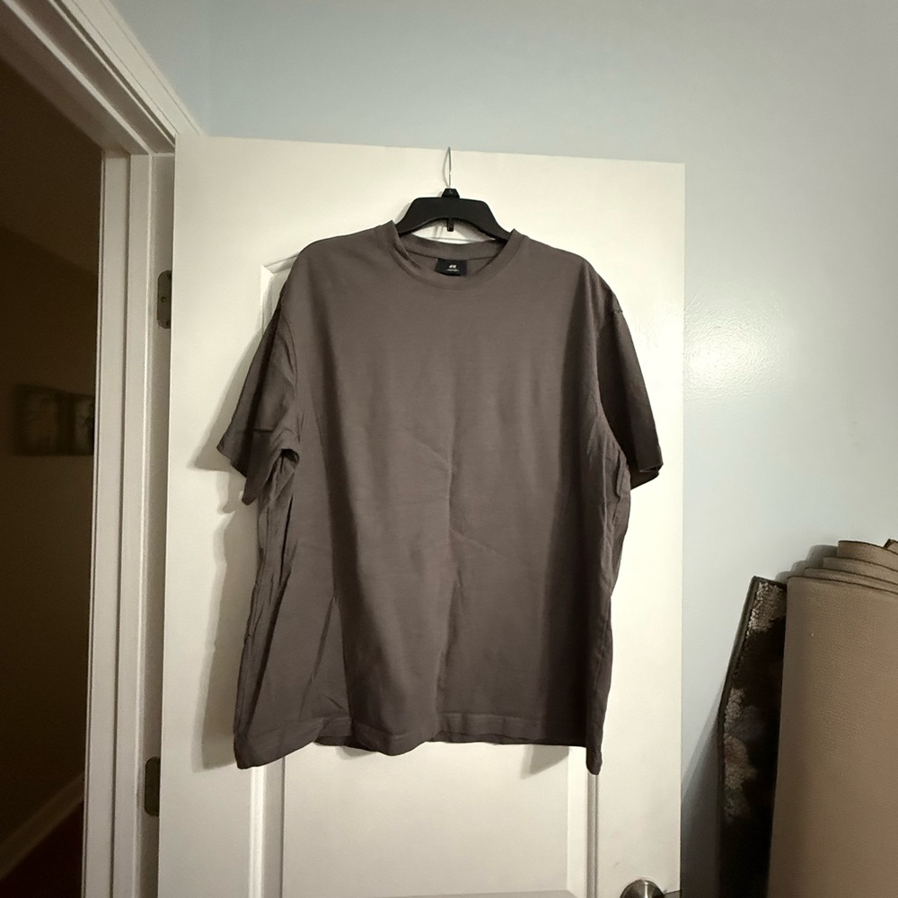 H&M T Shirt Mens XL Grey Loose Fit Short Sleeve Crew Neck Cotton Tee NWOT